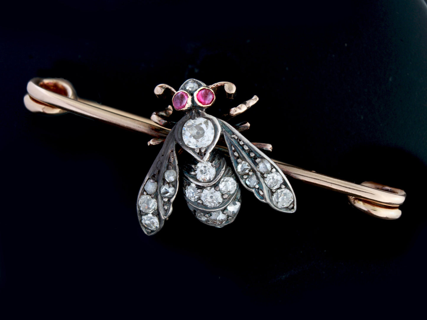 Broche antique en or et argent avec diamants et rubis en forme d'insecte