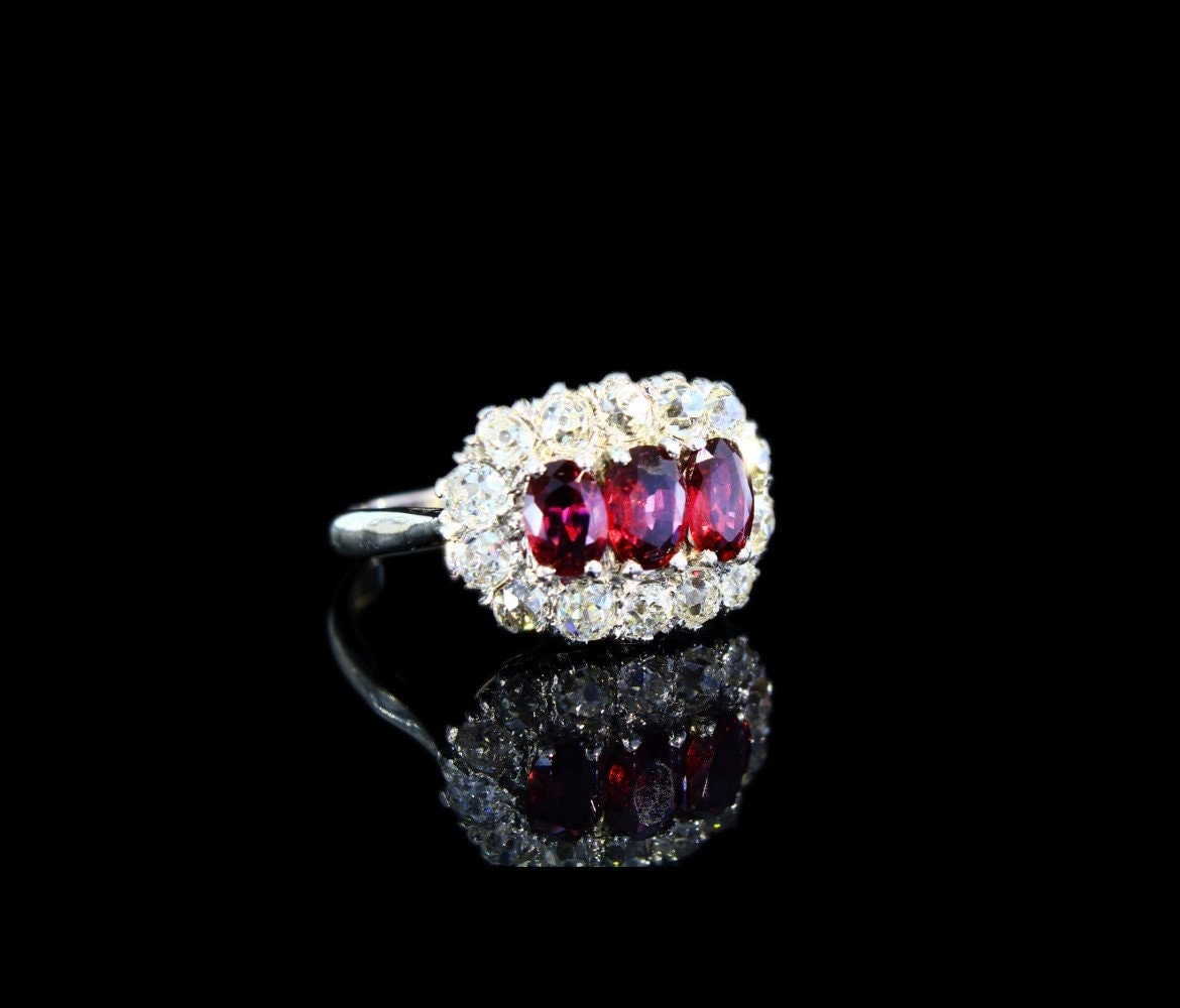 Bague vintage en or 18 carats et platine avec diamants et rubis naturels, triple grappe de diamants et rubis taille ancienne fabriqués à la main, fiançailles/anniversaire