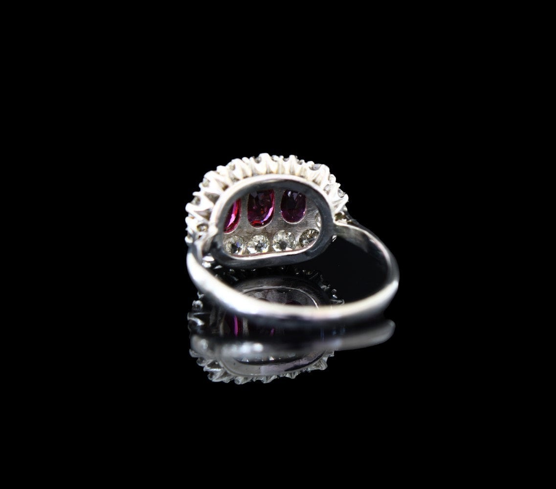 Bague vintage en or 18 carats et platine avec diamants et rubis naturels, triple grappe de diamants et rubis taille ancienne fabriqués à la main, fiançailles/anniversaire